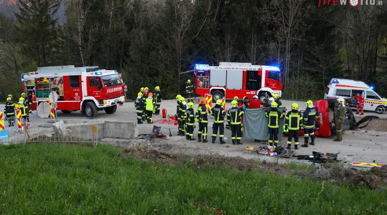 Oö Lenker nach Unfall bei Baustellenabsicherung in Scharnstein