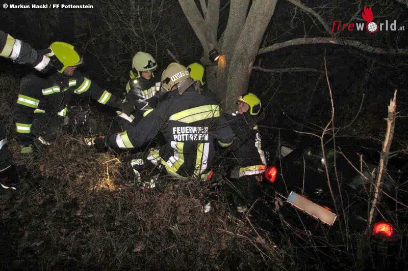 N Lenkerin Nach Geb Schlandung Im Auto In Pottenstein Eingeschlossen