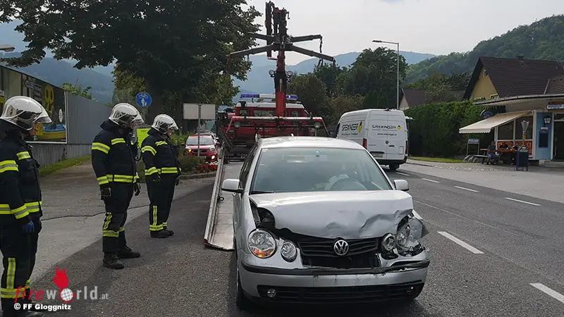 N Pkw Kracht In Gloggnitz Auf Bus Auf Fireworld At