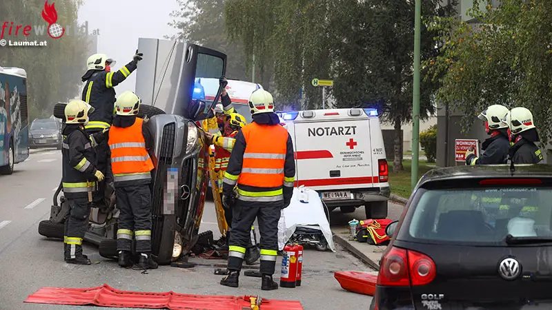 Oö Lenkerin nach Unfall in Wels aus seitlich liegendem Auto gerettet