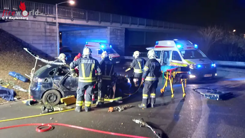 Stmk Pkw Berschlag Und Kollision Mit Baum In Km H Zone In