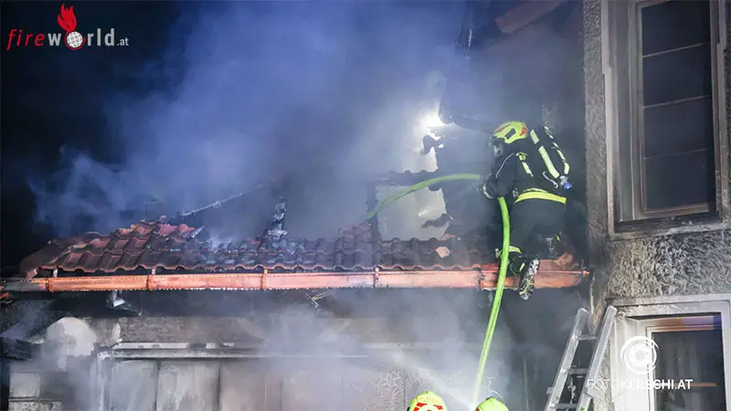 Nö Pkw Brand in St Valentin greift auf Garage und Wohnhaus Dachstuhl