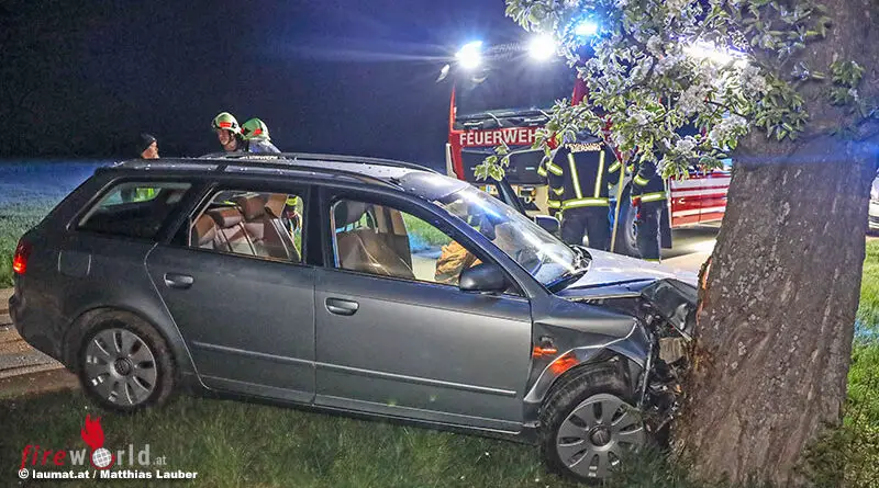 O Verletzte Bei Pkw Kollision Mit Baum Bei Rohr Im Kremstal