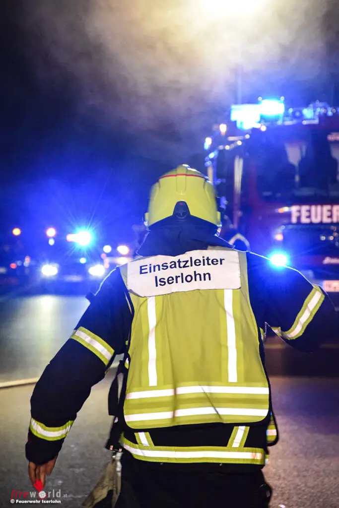 D Brennender Pkw Mit Klemmenden Kofferraum Auf Der Bab Bei Iserlohn