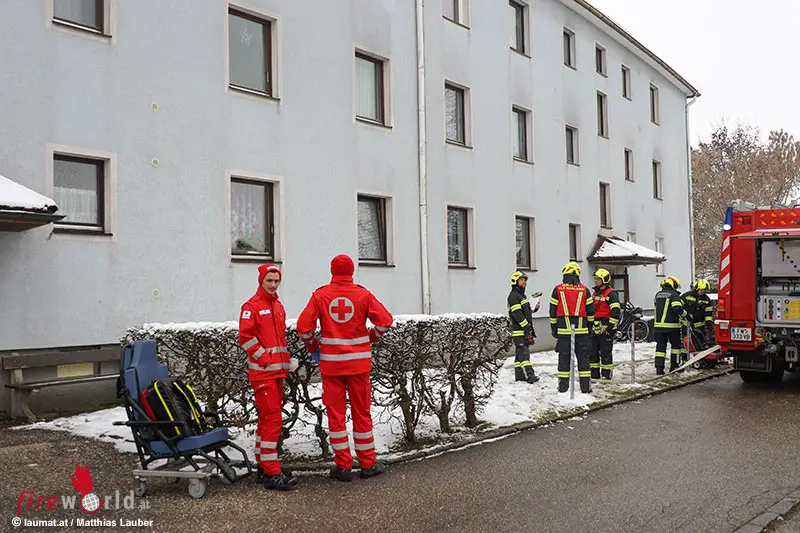 O Drei Wehren Bei Zimmerbrand In Mehrfamilienhaus In Schwanenstadt Im