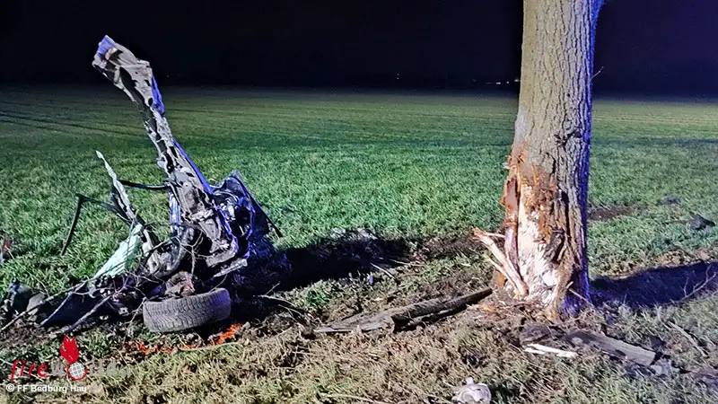 D Pkw Bei Kollision An Baum In Zwei Teile Zerrissen