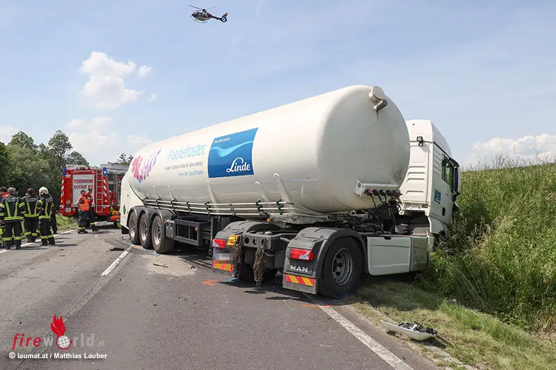 O Zwei Pkw Und Gefahrgut Lkw In Schweren Unfall Auf B Bei Kallham