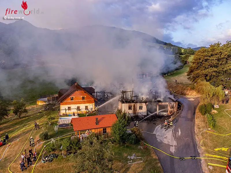 Nö Alarmstufe 4 bei Bauernhof Großbrand in St Veit Gölsen zwei Fw