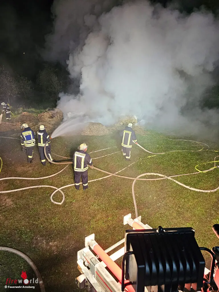 D Mit Stroh beladener Lkw Anhänger brannte in Arnsberg Fireworld at