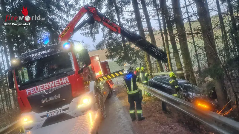 Oö Glatteisunfall in Pregarten Pkw stand zwischen Leitplanke und