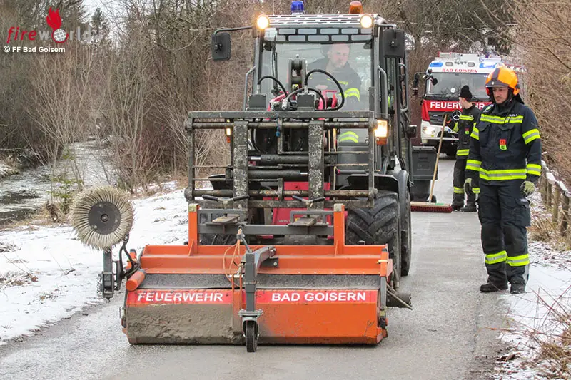 Oö Zwei Transporter Bergungen und ein Ölaustritt in Bad Goisern am 19