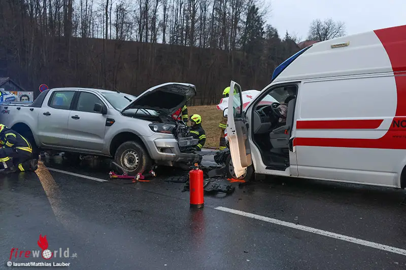 Oö Frontalkollision zwischen Rettungsfahrzeug und Pickup drei