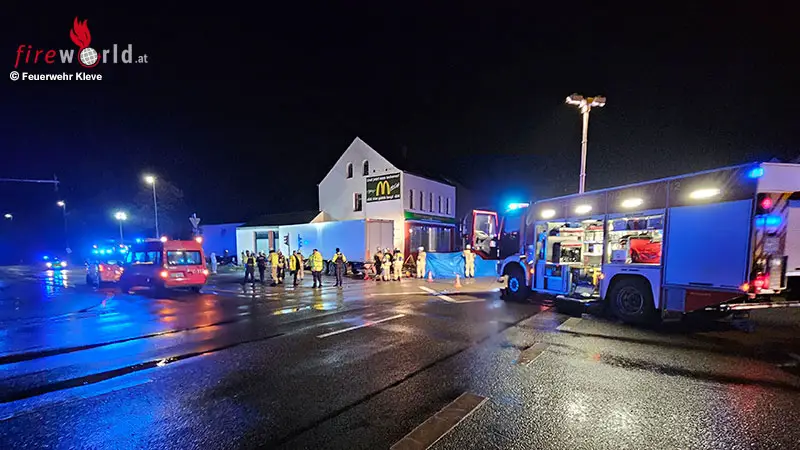 D Sattelschlepper Schiebt Kleinbus An Hauswand Zwei Tote Und Zwei