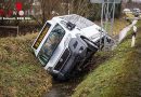 Bayern: Schulkleinbus in Ainring in Graben gestürzt