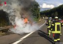 Deutschland: Auto auf der A5 bei Alsfeld in Flammen