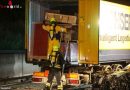 Oö: Pkw-Lenker bei schwerem Crash mit Gefahrgut-Lkw in Ansfelden im Auto eingeklemmt