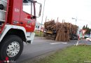 Oö: Holztransporter verlor auf Kremstalstraße in Ansfelden Teil der Ladung