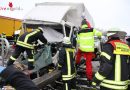 Bayern: Schwer eingeklemmter Lkw-Lenker bei Unfall mit 15 Fahrzeugen bei Augsburg