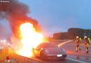 Bayern: Sportwagen auf A8 bei Augsburg in Flammen