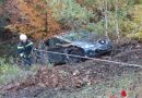 Stmk: Glimpflicher Autoabsturz in den Wald – L701 bei Bad Aussee