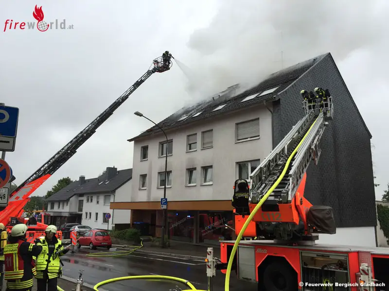 Deutschland: Zwei Drehleitern Bei Dachstuhlbrand In Wohn- Und ...