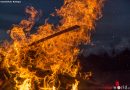 Bayern: Gartenhüttenbrand konnte sich unbemerkt ausbreiten → sechs Rohre und DLK im Einsatz