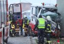 Oö: Milchtanker kracht gegen Gebäudeecke → Feuerwehr muss Lenker befreien