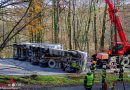 Stmk: Sattelschlepper auf B66 umgestürzt → Lkw-Lenker von Feuerwehr aus Führerhaus befreit