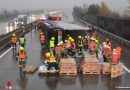 Oö: Lkw-Unfall auf der Westautobahn bei St. Florian → Feuerwehr lädt Zement um