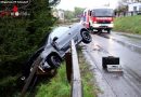 Stmk: Pkw beinahe abgestürzt → Auto verkeilt sich in Leitschiene