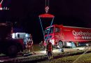 Nö: Sattelschlepper steckte fest → Feuerwehr rückte mit Schwerkran an