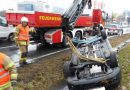 Stmk: Bergung eines am Dach liegenden Autos in Graz