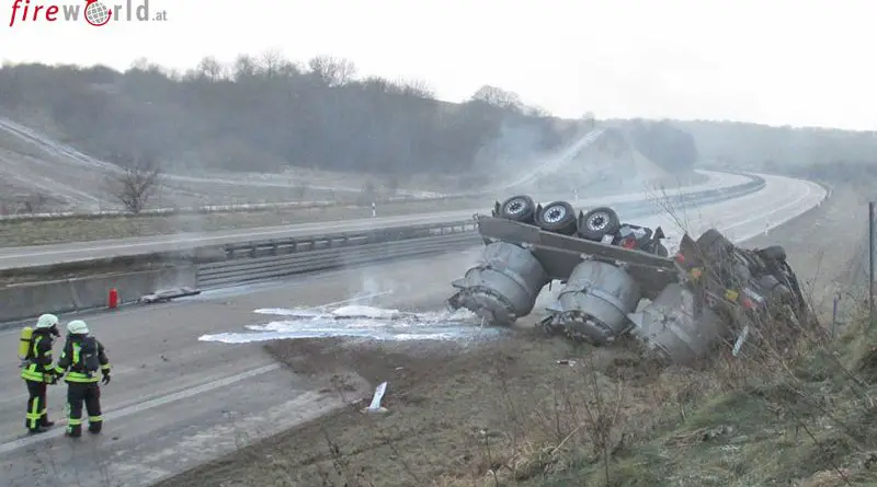 Deutschland: Flüssiges Aluminium Verteilt Sich Nach Lkw-Unfall Auf Der ...