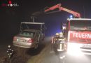 Nö: Feuerwehr hebt Auto auf der L52 aus dem Graben