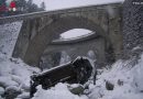 Schweiz: Auto durchbricht Geländer und stürzt 20 Meter in die Tiefe