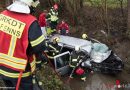 Oö: Auto landete in Bach → schwerer Verkehrsunfall mit Personenrettung in Hargelsberg