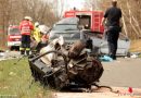 Deutschland: Pkw kracht gegen Lkw-Gespann: Autofahrer stirbt in seinem Fahrzeugwrack