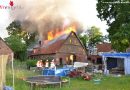 Deutschland: 120 Feuerwehrleute bei in Flammen stehenden Resthof im Einsatz