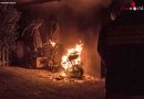 Oö: Mopedbrand in Hofkirchen/Traunkreis → Flammen griffen von Gartenhütte über