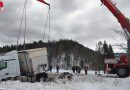 Nö: Kran und vier Seilwinden bei Lkw-Bergung in Hohenberg im Einsatz