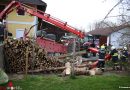 Oö: Umgestürzter Holzrückeanhänger in Holzhausen durch Feuerwehr wieder aufgestellt