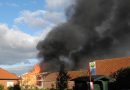 Deutschland: Lagerhalle eines Obstbetriebes in Jork in Flammen