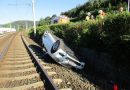 Ktn: Pkw von anderem Auto auf Bahngleis geschubst