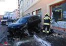 Stmk: Pkw-Unfall in Knittelfeld: Hydranten und Straßenlaterne mitgerissen, Auslagenscheibe ramponiert