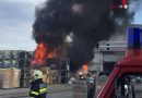 Ktn: Alarmstufe II – Gepresste Plastikballen brennen in Recyclingbetrieb: Fw-Mann und Mitarbeiter verletzt