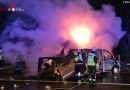 Nö: Schwertransport-Begleitfahrzeuge brennen nach Verkehrsunfall auf der A 22: drei Verletzte