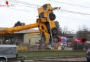 Oö: Schwerlast-Autokran in Linz-Urfahr nach hinten gekippt