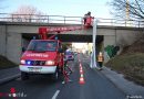 Nö: Feuerwehr entfernt absturzgefährdetes Transparent