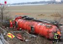 Nö: Sattelschlepper mit Ölschlamm stürzt über Böschung → Personenrettung und Stoffaustritt