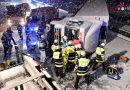 Bayern: Lastwagen umgekippt, Fahrer eingeklemmt → Feuerwehr und THW auf A9 im Einsatz